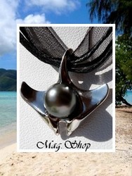 Silver Collection / Collier Ariioehau Raie & Dauphins / Pendentif Argent Rhodié (3.10g) H:2.5cm / Perle Ronde de Tahiti 9.15mm/C Reflets Verts Foncés (photos non contractuelles )