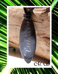 Collier Planche de Surf Ariiorai Nacre de Tahiti 3.5cm / Gravure "TAHITI" / Taille Réglable Coton Noir (photos contractuelles)