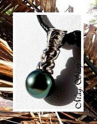Fenua Colection / Collier TIKI Ariitea Marquisien Argent Rhodié 925 (1.90g) Perle Ovale de Tahiti 10mm/C+ Verts Foncés / Coton Noir (photos non contractuelles)