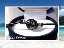 Bora-Bora Collection / Bracelet Surfeur Tinorua Raie / Perle Baroque de Tahiti 12.75mm/BC Gravée / Reflets Gris Foncés / Intercalaires Argent 925 (0.44g) / Liens Cuir Noir (photos non contractuelles)