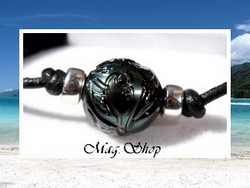 Bora-Bora Collection / Bracelet Surfeur Tinorua Raie / Perle Semi-Baroque de Tahiti 12.80mm/C+ Gravée / Gris/Verts Foncés / Intercalaires Argent 925 (0.44g) / Coton Noir (photos non contractuelles)