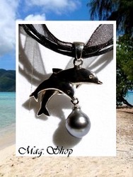 Silver Sea Collection / Collier 2 Dauphins Arutua / Pendentif Argent Rhodié 925 ( 1.99g/ H:3cm) & Perle Cerclée de Tahiti 8mm/C+ Reflets Gris (photos contractuelles)