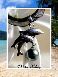 Silver Sea Collection / Collier 2 Dauphins Arutua / Pendentif Argent Rhodié 925 ( 1.99g) H:3cm & Perle Cerclée de Tahiti 9mm/B+ Reflets Verts / Cordons Noirs (photos non contractuelles)