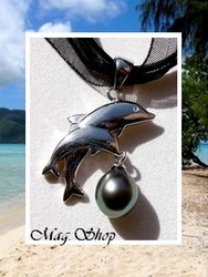 Silver Sea Collection / Collier 2 Dauphins Arutua / Perle Drop de Tahiti 8.35mm/A Reflets Verts d'Eau / Pendentif Argent Rhodié 925 (1.99g) / Cordons Couleur Noir (photos non contractuelles)