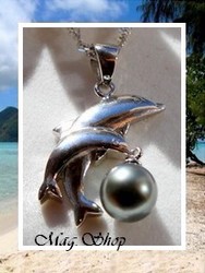 Silver Sea Collection / Pendentif 2 Dauphins Arutua Argent Rhodié 925 ( 1.99g/ H:3cm) & Perle Ronde de Tahiti 8.90mm/C+ Reflets Gris / Article vendu sans Chaîne (photos non contractuelles)
