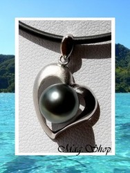 Silver sea Collection / Collier Coeur des Atolls Semi-Mat Argent Rhodié 925 (1.05g) & Perle Ronde de Tahiti 8.95mm/C+ Reflets Gris/Bleus / Cordon Noir (photos non contractuelles)