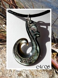 Moana Collection / Collier Hameçon Atua Tiki Marquisien / Nacre de Tahiti H:3.9cm / Reflets Foncés / Cordon Coton Ciré Noir (photos non contractuelles)