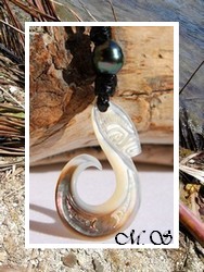 Moana Perles Collection / Collier Hameçon Teinaki Tiki Marquisien H: 5.25cm / Nacre de Tahiti 3.8cm & Perle Cerclée de Tahiti 8.75mm/B+ Reflets Verts Foncés / Coton Noir ( photos contractuelles)