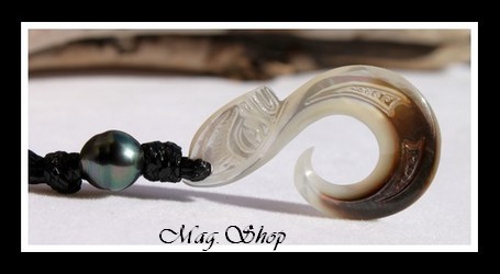 Atua Collier Hameçon Tiki Nacre & Perle de Tahiti Modèle 2 MAG.SHOP