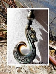 Moana Perles Collection / Collier Hameçon Teinaki Tiki Marquisien H:5.5cm / Nacre de Tahiti 3.7cm & Perle Cerclée de Tahiti 10.20mm/D Gris Foncés / Coton Noir ( photos non contractuelles)
