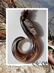 Moana Collection / Collier Hameçon Atua Tiki Marquisien H:3.8cm / Nacre de Tahiti Reflets Ocres/Marrons / Coton Couleur Coco ( photos contractuelles)