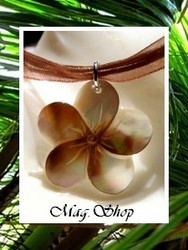 Marquises Collection / Collier Avea Fleur Hibiscus Nacre de Tahiti 3cm Reflets Clairs/Marrons / Cordons Couleur Café (photos non contractuelles)