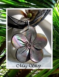 Fleurs Collection / Collier Avea Fleur Hibiscus Nacre de Tahiti 2.7cm Reflets Foncés / Cordons Couleur Noir (photos non contractuelles)