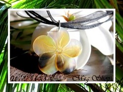 Fleurs Collection - Collier Avea Fleur Hibiscus Nacre de Tahiti 3.5cm Reflets Dorés / Cordons Couleur Noir (photos non contractuelles)