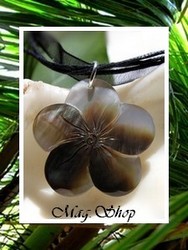 Marquises Collection / Collier Avea Fleur Hibiscus Nacre de Tahiti 3cm Ocres Colorés / Cordons Couleur Noir (photos non contractuelles)