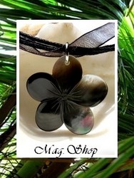 Marquises Collection / Collier Avea Fleur Hibiscus Nacre de Tahiti 2.5cm Reflets Foncés Colorés / Cordons Couleur Noir (photos non contractuelles)
