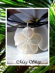 Marquises Collection / Collier Avea Fleur Hibiscus Nacre de Tahiti 2.5cm Reflets Clairs / Cordons Couleur Noir (photos non contractuelles)