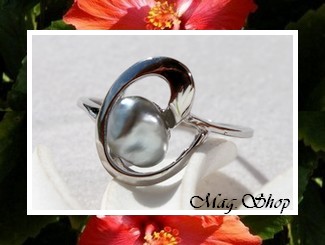 KEISHIS Collection / Bague Coeur Hinanui Taille 51 / Argent Rhodi&eacute; 925/1000 / Perle Keishi Forme Baroque de Tahiti 7.85mm/A Reflets Gris/Bleus (photos contractuelles)