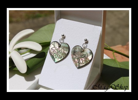 Boucles D`Oreilles Coeurs Fleurs de Tiaré Nacres 2.5cm MAG.SHOP