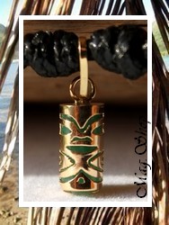 TIKI Collection / Collier TIKI Tahitien Chance H:1.5cm / Pendentif OR 750/1000 (0.30g) / Adventurine / Coton Noir (Photos Contractuelles)