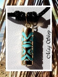 TIKI Collection / Collier TIKI Tahitien Raihearii Chance H:2.3cm / Pendentif OR 750/1000 (0,52g) Turquoise / Coton Noir (Photos Contractuelles)