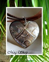 Coeurs de L'Océan Collection / Collier Coeur Maruata Nacre de Tahiti 2.5cm Reflets Marrons Cordons Couleur Chocolat  (photos non contractuelles)