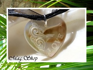 Coeurs de L'Océan Collection / Collier Miti  Coeur Vagues LOVE Nacre de Tahiti 3CM Reflets Clairs / Cordons Couleur Noir (photos contractuelles)