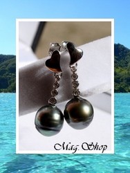 Silver Sea / Boucles d'Oreilles Coeurs Reva H:2.4cm / 8 Zircons Argent Rhodié 925 (1.43g) / 2 Perles Cerclées Assorties de Tahiti 9.50mm/AB Verts Foncés (photos non contractuelles)