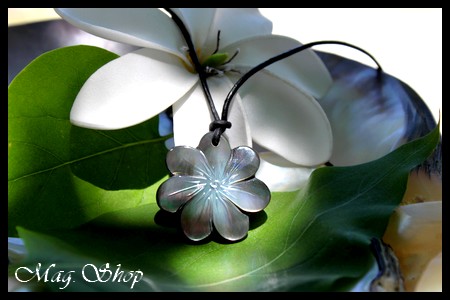 COLLIER DES MARQUISES FLEUR DE TIARE NACRE DE TAHITI REFLETS CLAIRS MAG.SHOP TAHITI PERLES (3)