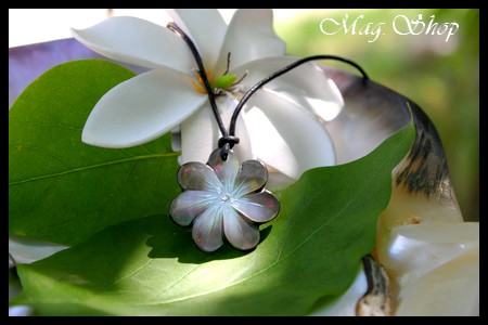 COLLIER DES MARQUISES FLEUR DE TIARE NACRE DE TAHITI REFLETS CLAIRS MAG.SHOP TAHITI PERLES (4)