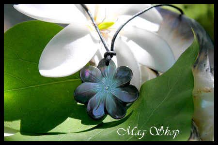 COLLIER DES MARQUISES FLEUR DE TIARE NACRE DE TAHITI REFLETS FONCES MAG.SHOP TAHITI PERLES (2)