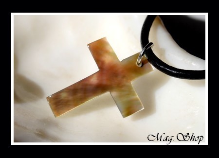 Collier Croix Nacre de Tahiti Reflets Dorés Taille H3cm MAG.SHOP