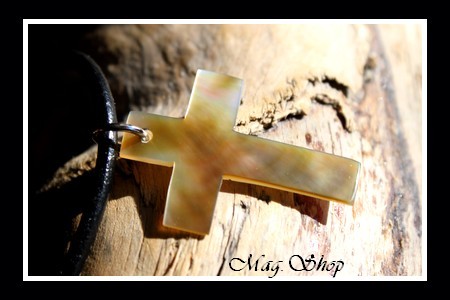 Collier Croix Nacre de Tahiti Reflets Dorés Taille H3cm MAG.SHOP