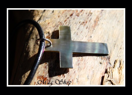 Collier Croix Nacre de Tahiti Reflets FoncésVerts Taille H3cm MAG.SHOP