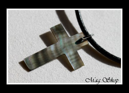 Collier Croix Nacre de Tahiti Reflets FoncésVerts Taille H3cm MAG.SHOP