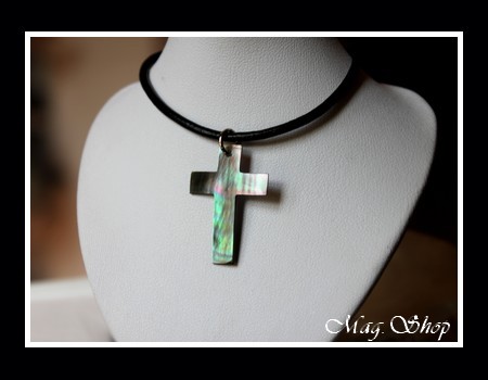 Collier Croix Nacre de Tahiti Reflets FoncésVerts Taille H3cm MAG.SHOP