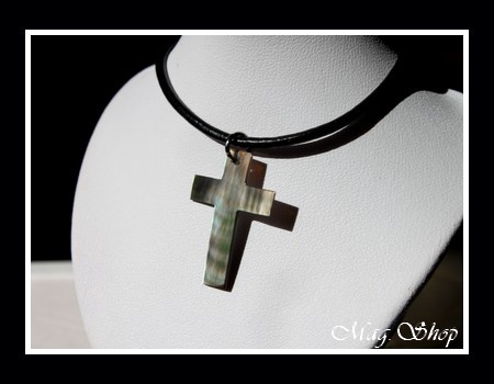 Collier Croix Nacre de Tahiti Reflets FoncésVerts Taille H3cm MAG.SHOP