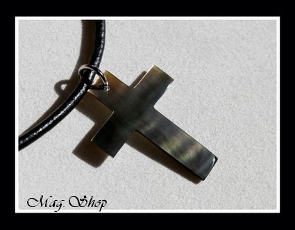 Collier Croix Nacre de Tahiti Reflets FoncésVerts Taille H3cm MAG.SHOP