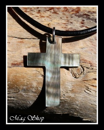 Collier Croix Nacre de Tahiti Reflets FoncésVerts Taille H3cm MAG.SHOP