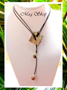 Lagon Collection / Collier Tetiaora Marquisien Nacre 3.5cm & 2 Perles Baroques/Cerclées de Tahiti env. 8mm/BC / Cuir Noir (photos non contractuelles)