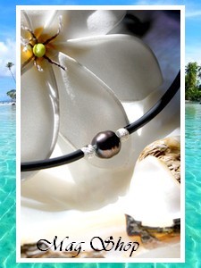 TAHITI Collection / Collier Manava Taille 44cm / Perle de Tahiti Baroque/Cerclée 8.50mm/BC Reflets Verts/Aubergines / Intercalaires Strass Argent 925 (0.20g) (photos non contractuelles)