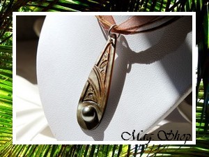 îles Collection / Collier Tahaa' Marquisien Nacre H:4.5cm & Demi-Perle de Tahiti 7.85mm/C+ Reflets Gris / Cordons Couleur Café (photos contractuelles)