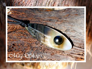 MOANA Collection / CollierTARAVAO Planche de Surf / NACRE de Tahiti & Demie-Perle Baroque de Tahiti 7.5mm/BC Reflets Noirs (photos contractuelles)