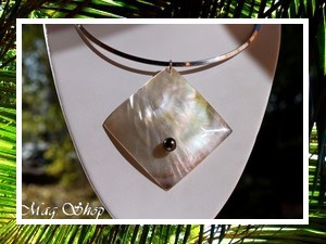 Iles Collection / Collier Tetiaora Nacre de Tahiti 6cm (diam: 8cm) Reflets Clairs & Perle Semi-Baroque de Tahiti 8.55mm/BC Reflets Gris/Aubergines / Collier Omega Argenté (photos contractuelles)