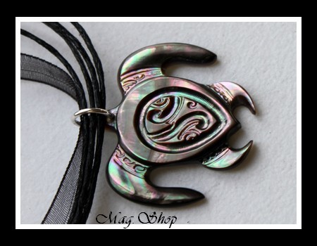 Collier Tortue Moana Marquisienne Nacre de Tahiti 3.5cm Reflets Foncés Colorés MAG.SHOP