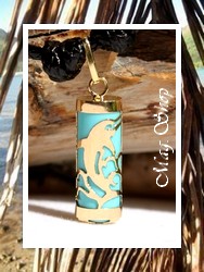 TIKI Collection / Collier Dauphin Tahitien H:2.3cm / Pendentif OR 750/1000 (0,52g) Turquoise / Coton Noir (Photos Contractuelles)