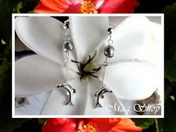 KEISHIS Collection / Boucles d'Oreilles Dauphins Argent 925 (2.30g) / 2 Keishis de Tahiti assortis 5mm/A (photos non contractuelles)