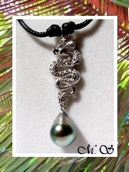 Collier Dragon / Pendentif Argent Rhodié 925 (2.80G) / Perle Semi-Baroque de Tahiti 10.05mm/B+ Verts Reflets Aubergines / Coton Noir (photos contractuelles)