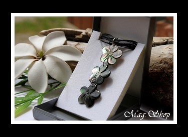 Faa`a 3 Fleurs Collier Hibiscus Nacres de Tahiti Modèle 2 MAG.SHOP