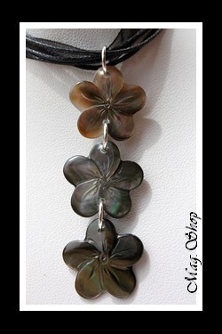 Faa`a 3 Fleurs Collier Hibiscus Nacres de Tahiti Modèle 2 MAG.SHOP